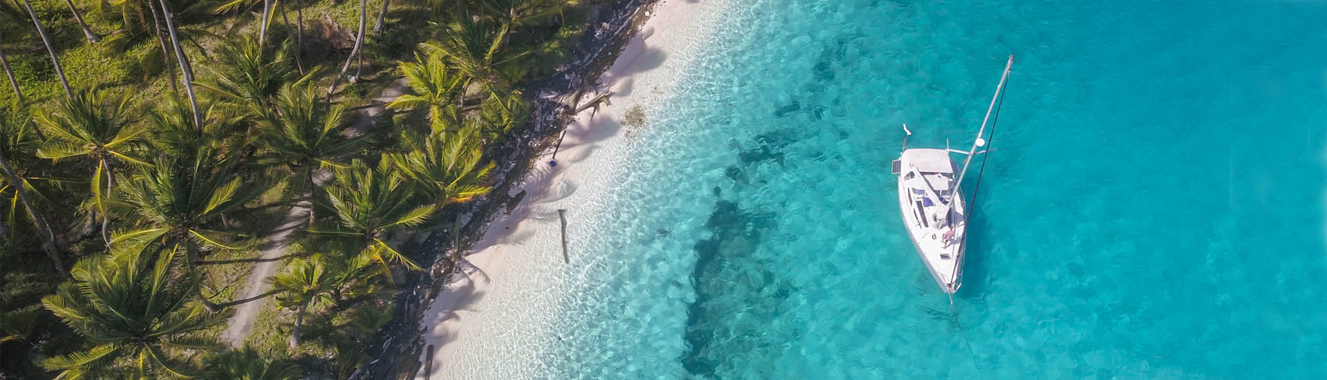 Yate cerca de la playa