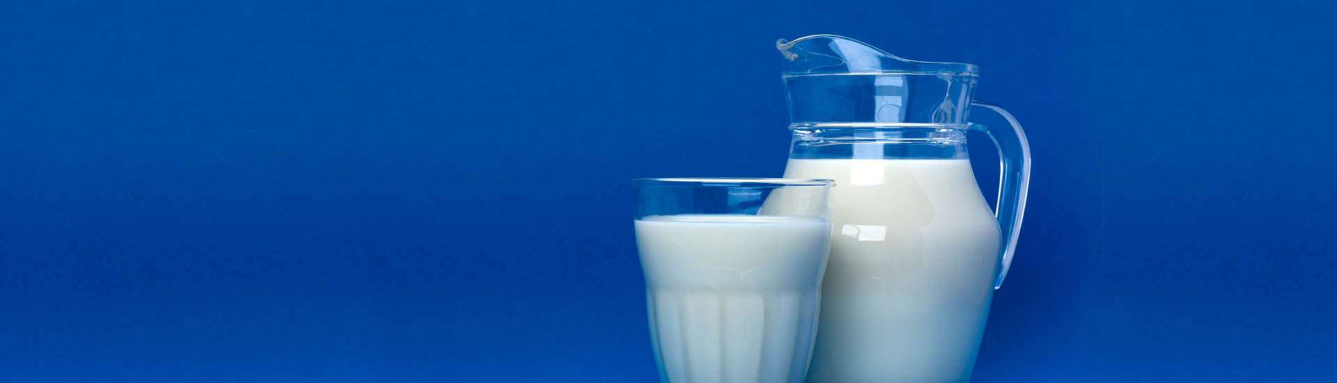 Vaso y jarron con leche