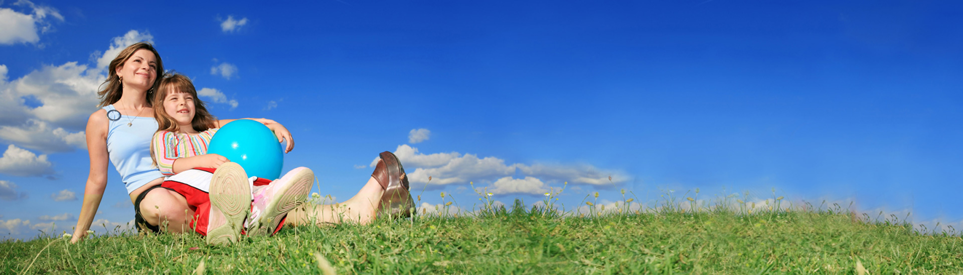 Madre e hija sentadas en el campo